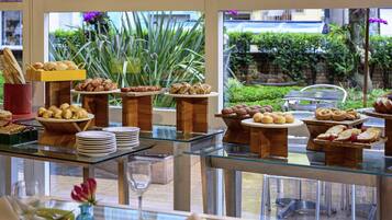 Breakfast, lunch, dinner served; international cuisine