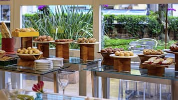 Café da manhã, almoço e jantar; culinária internacional