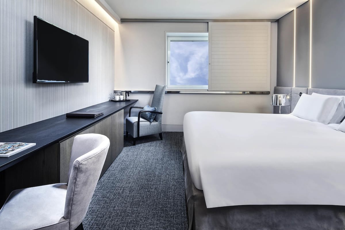 Superior Room, 1 Queen Bed | Premium bedding, memory foam beds, in-room safe, desk