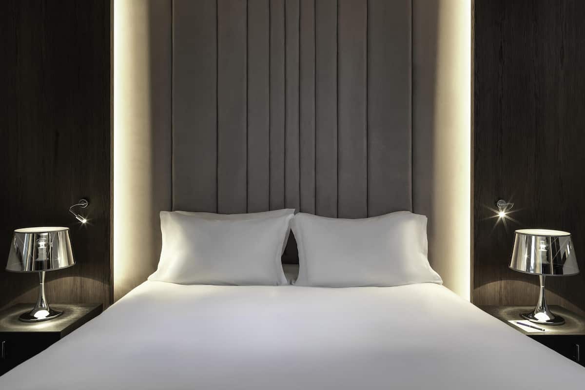 Luxury Room, 1 Queen Bed | Premium bedding, memory foam beds, in-room safe, desk