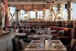 2 restaurantes; se sirve desayuno, almuerzo, cena y brunch