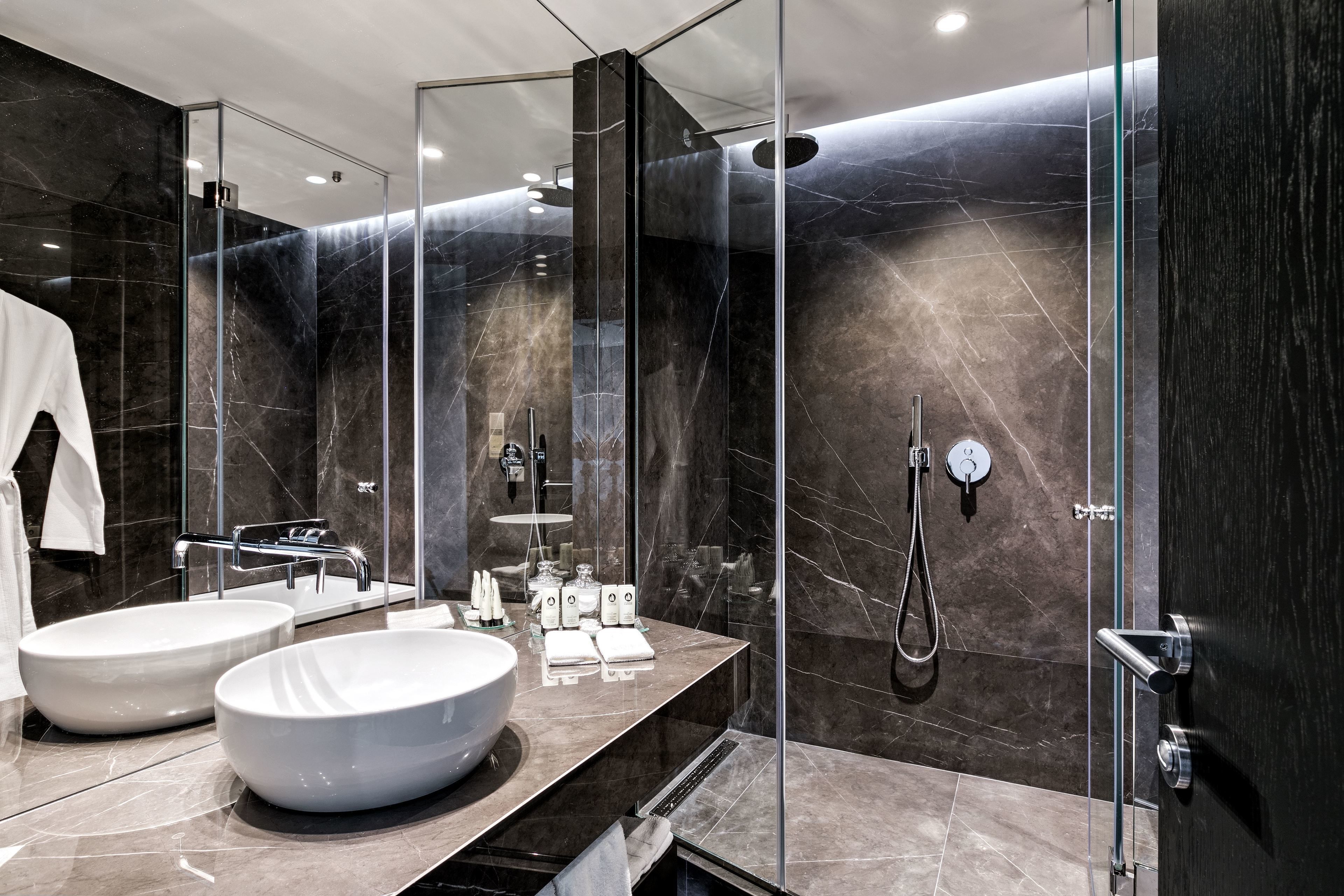 separate bathtub and shower, rainfall showerhead