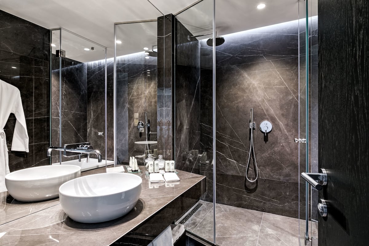 separate bathtub and shower, rainfall showerhead