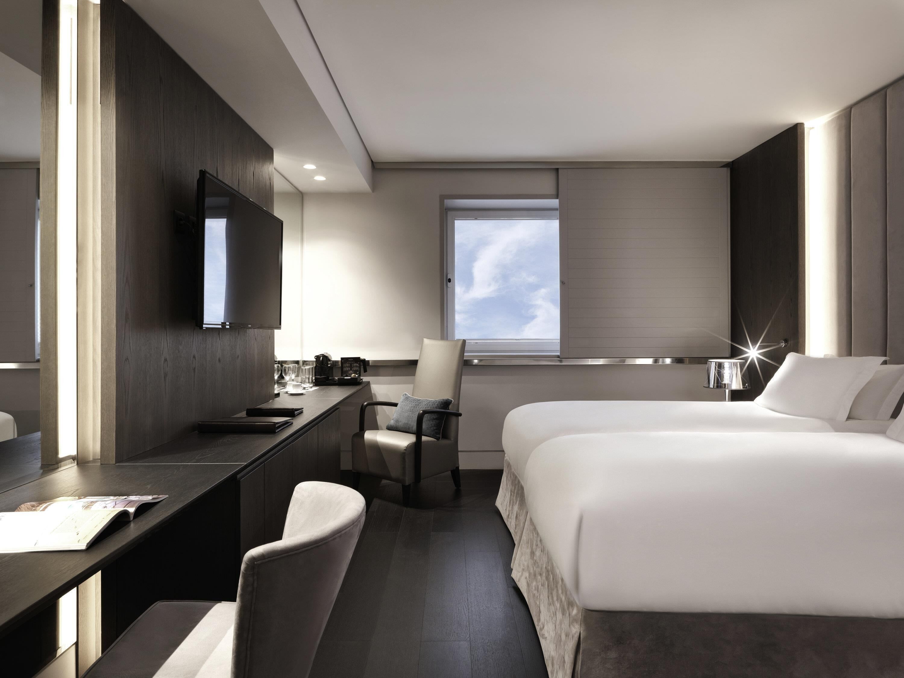 奢华客房, 2 张单人床 (Club Lounge Access) | 高档床上用品、记忆海绵床垫、客房内保险箱、办公桌