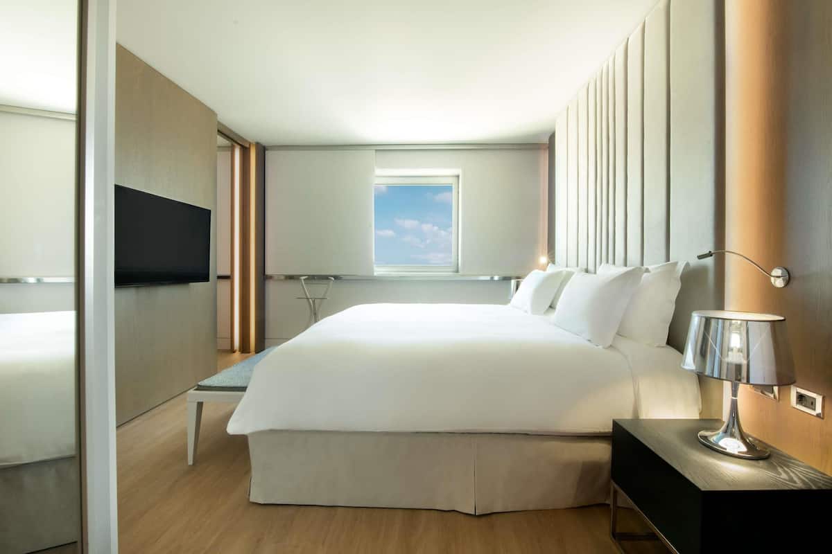 Club Suite, 1 King Bed (Club Lounge Access, Living Room) | Premium bedding, memory foam beds, in-room safe, desk
