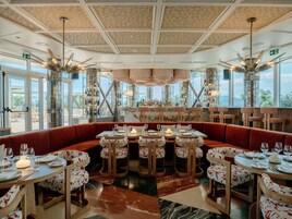 2 restaurantes; se sirve desayuno, almuerzo y cena; cocina mediterránea