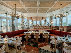 2 restaurantes; se sirven desayunos, comidas, cenas y brunch