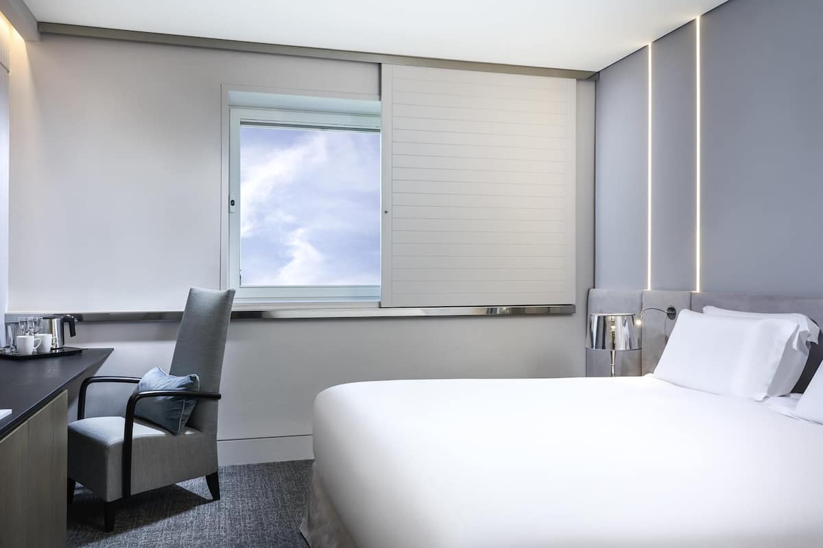Superior Room, 1 Queen Bed | Premium bedding, memory foam beds, in-room safe, desk