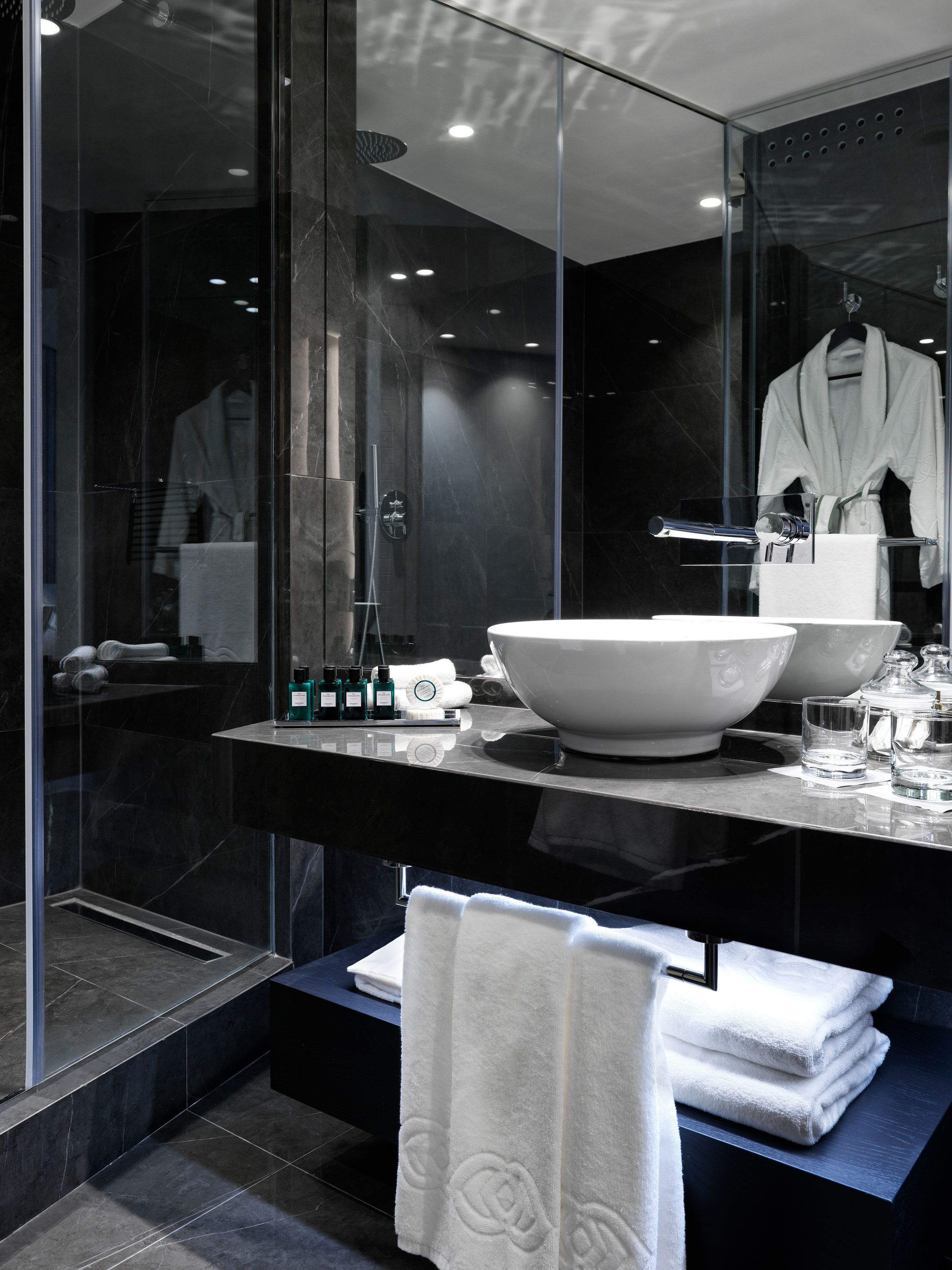 separate bathtub and shower, rainfall showerhead