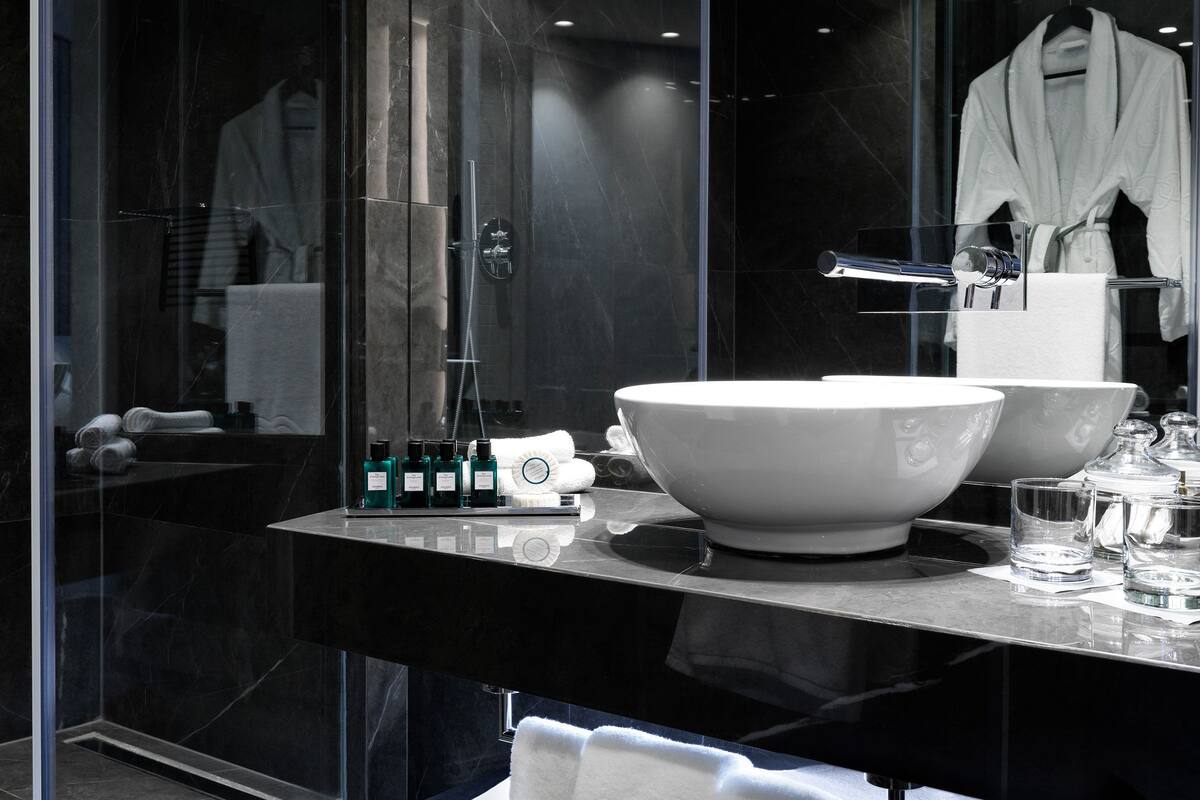 separate bathtub and shower, rainfall showerhead