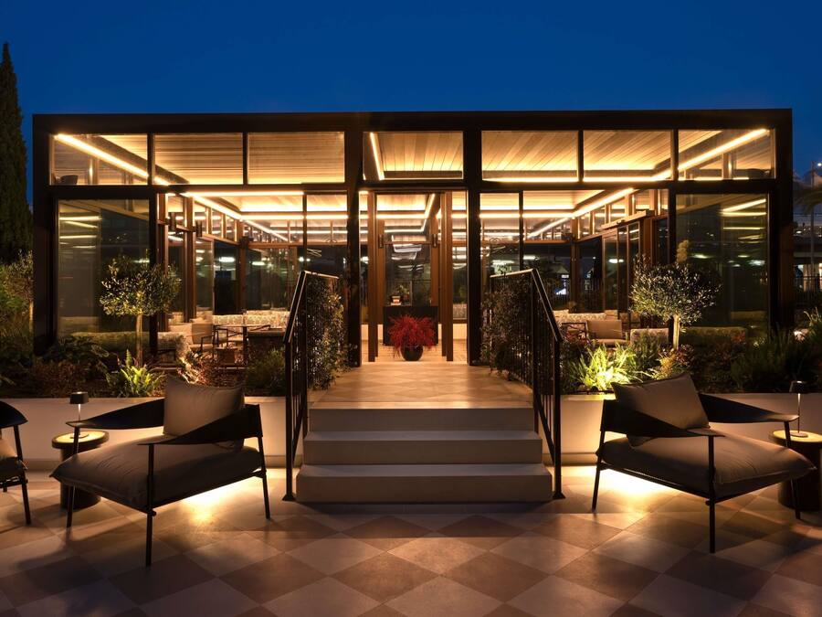 2 bars/lounges