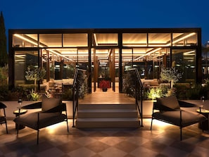 2 bars/lounges