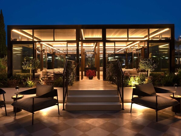 2 bars/lounges