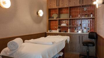 Couples treatment room(s), body treatments, body scrubs, facials