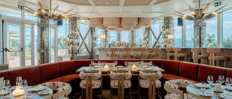 2 restaurants; breakfast, lunch, dinner and brunch served