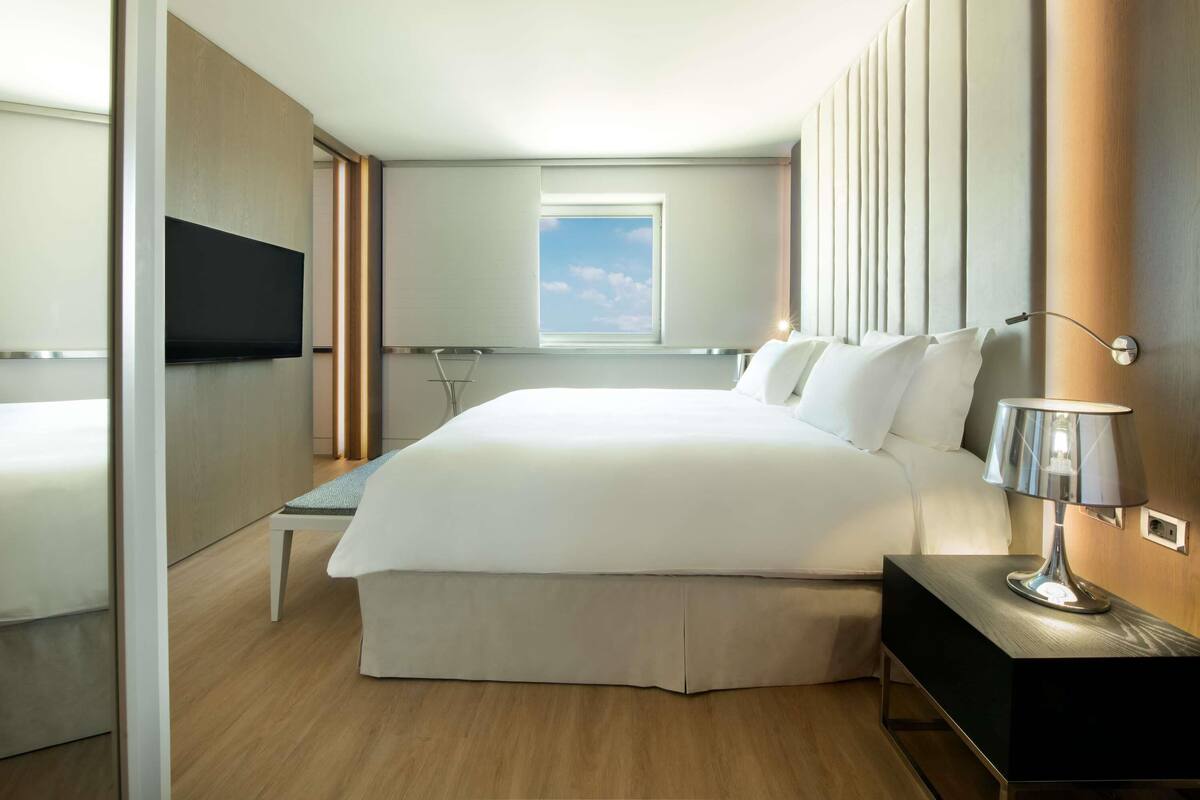 Club Suite, 1 King Bed (Club Lounge Access, Living Room) | Premium bedding, memory foam beds, in-room safe, desk