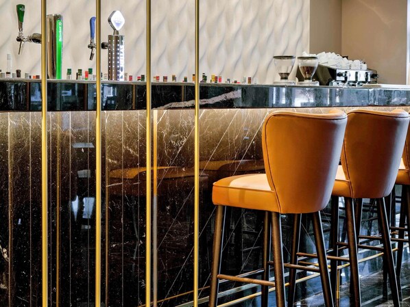 2 bars/lounges
