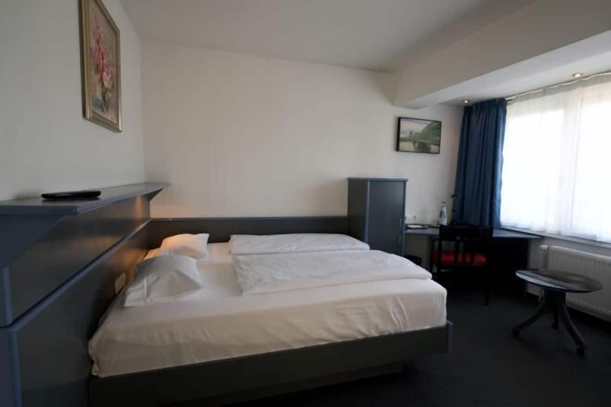 Hypo-allergenic bedding, minibar, desk, blackout curtains