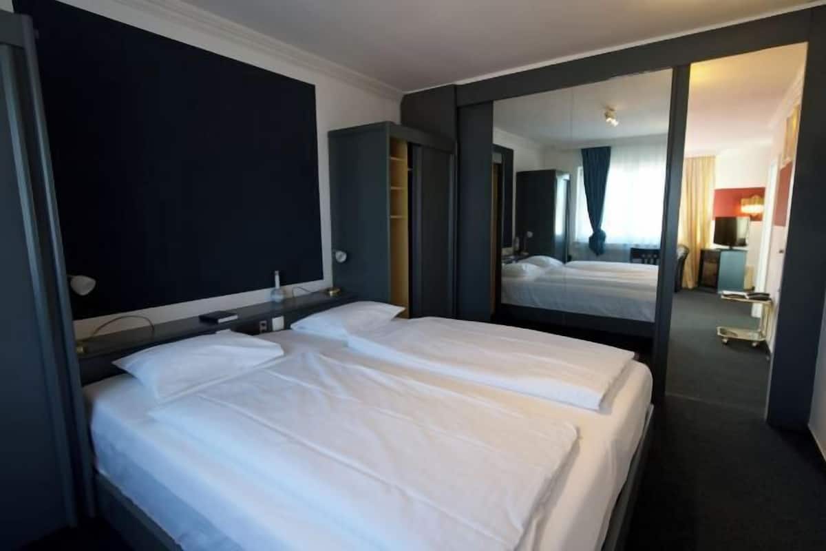 Hypo-allergenic bedding, minibar, desk, blackout curtains