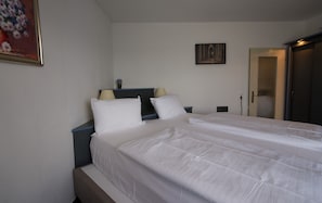 Quarto casal | Roupas de cama antialérgicas, frigobar, escrivaninha
