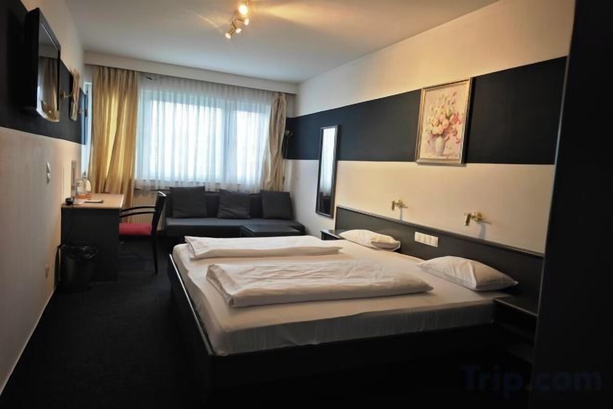 Hypo-allergenic bedding available, minibar, desk, laptop workspace