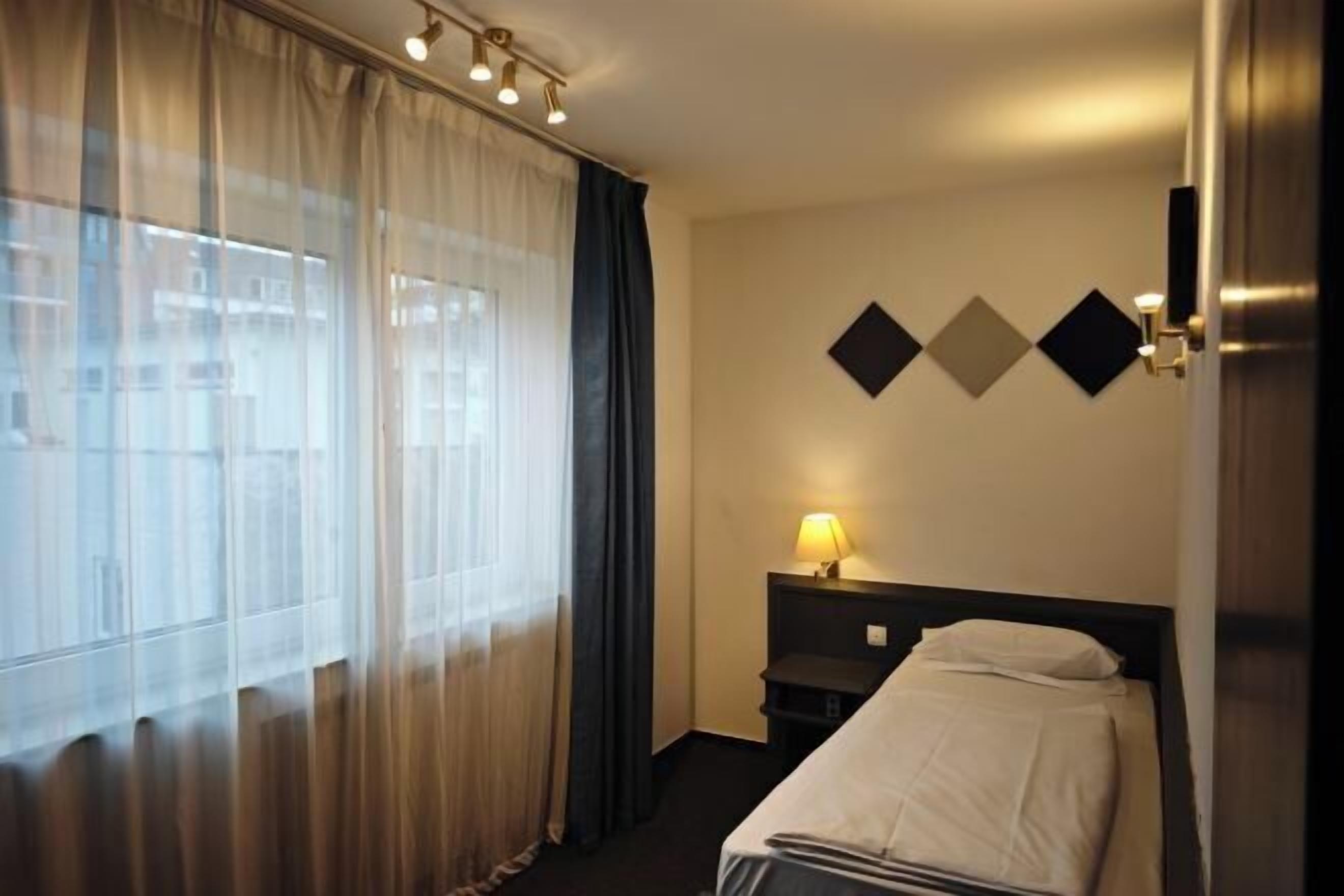 Ropa de cama hipoalergénica, minibar y escritorio 