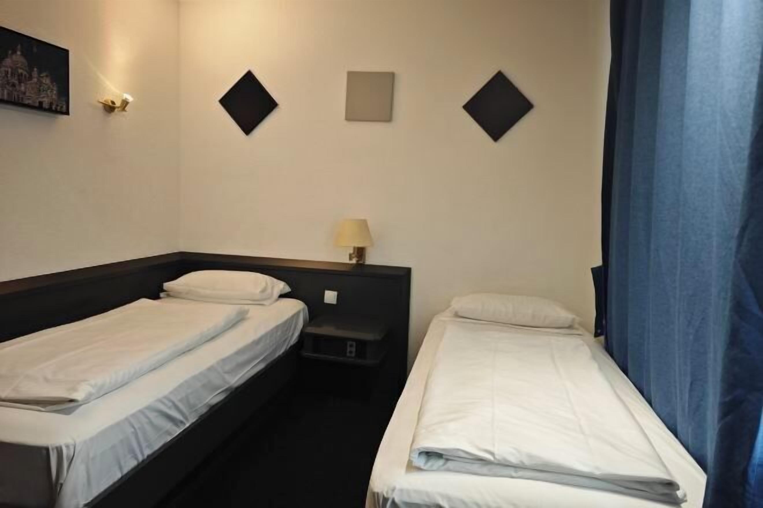 Ropa de cama hipoalergénica, minibar y escritorio 