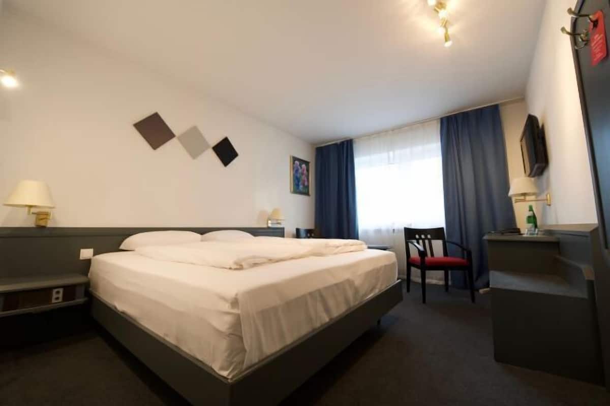 Hypo-allergenic bedding, minibar, desk, blackout curtains