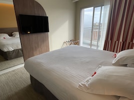 Comfort Tek Büyük Yataklı Oda | Minibar, odada kasa, masa, ses yalıtımı
