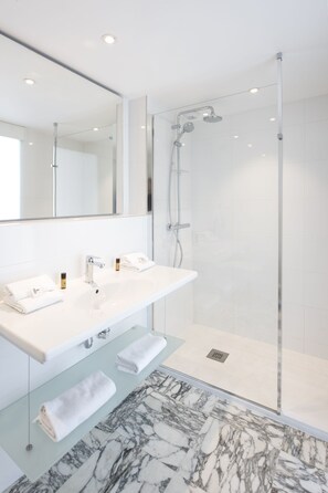 Shower, hair dryer, towels - Hotel Abrial by Soniho (Cannes)