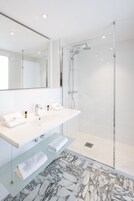 Douche, sèche-cheveux, serviettes fournies