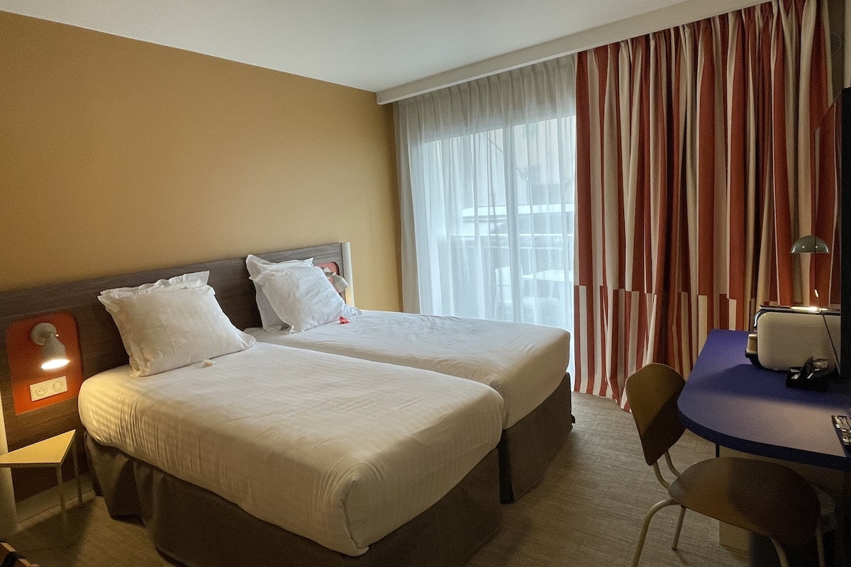 Habitación Premium con 2 camas individuales | Minibar, caja fuerte, escritorio y sistema de insonorización