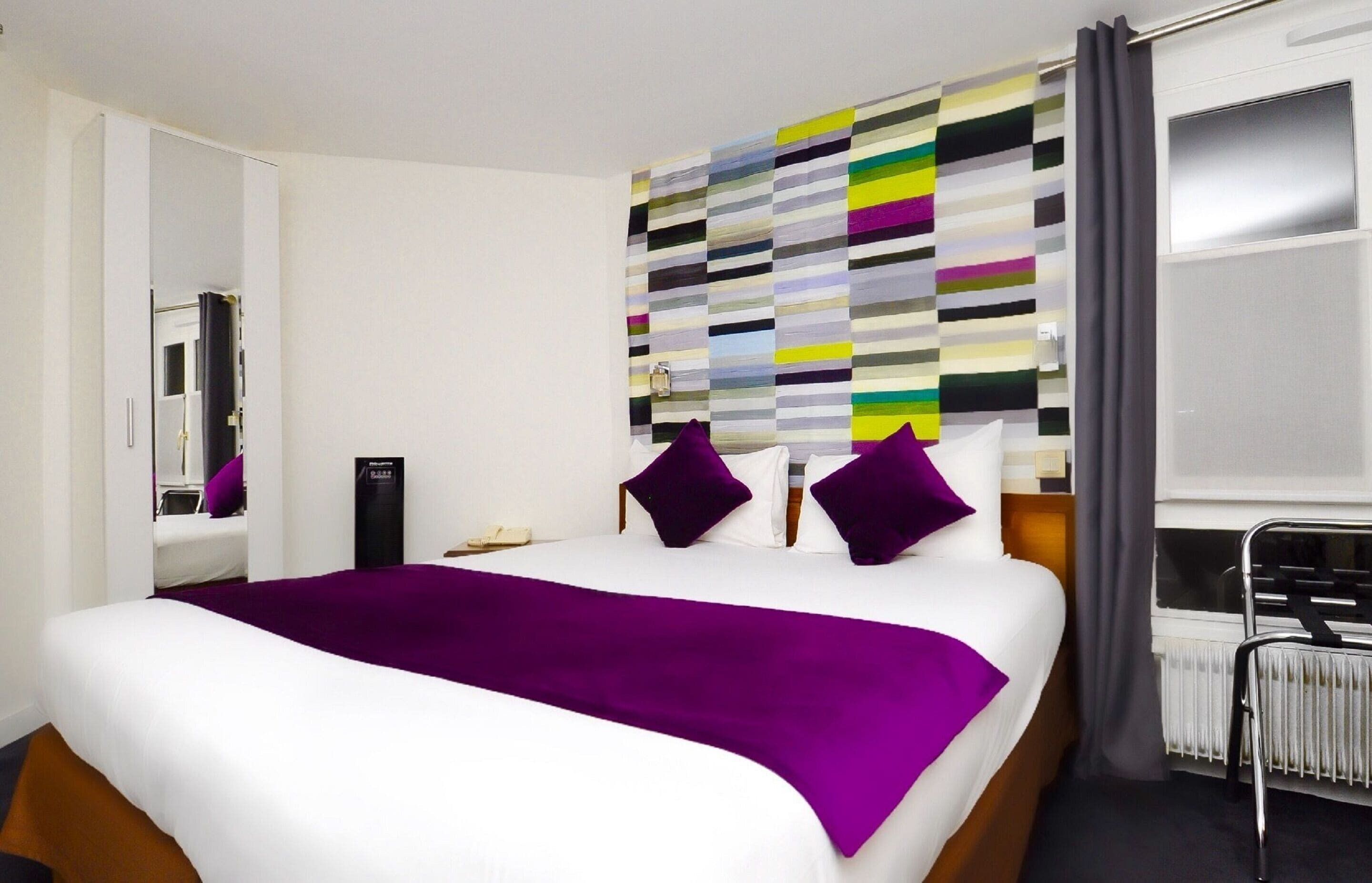 Frigobar, cofres nos quartos, escrivaninha, quartos à prova de som