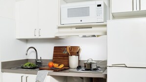 Full-sized fridge, microwave, stovetop - InTown Suites Extended Stay Tuscaloosa AL - University of Alabama (Tuscaloosa)