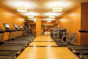 Ein Fitnessstudio mit Laufbändern und Krafttrainingsgeräten.