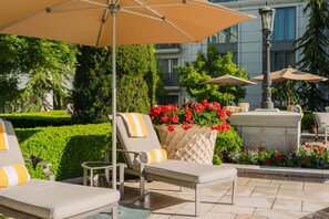 室內游泳池和季節性室外游泳池，提供免費遮陽小屋和泳池遮陽傘