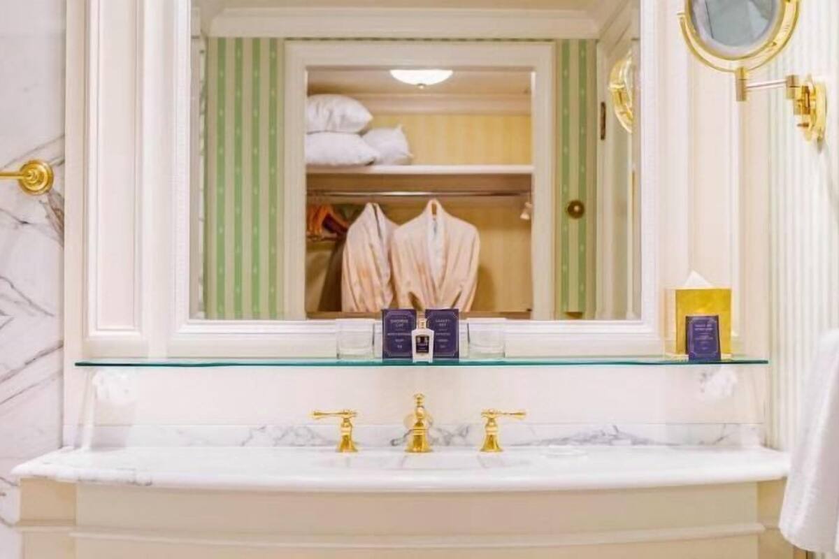 Badkamer | Een aparte badkuip en douche, designer toiletartikelen, een haardroger