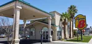 Property entrance - Super 8 by Wyndham Ridgecrest (Ridgecrest)