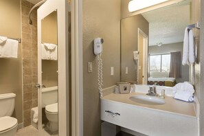 Duschwanne, kostenlose Toilettenartikel, Handtücher
