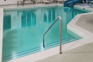 Piscine couverte, chaises longues