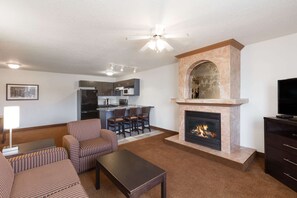 Executive Suite, 1 Queen Bed, Kitchen