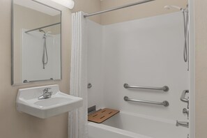 Combined shower/bathtub, free toiletries, hair dryer, towels - Candlewood Suites Raleigh Crabtree by IHG (Raleigh)