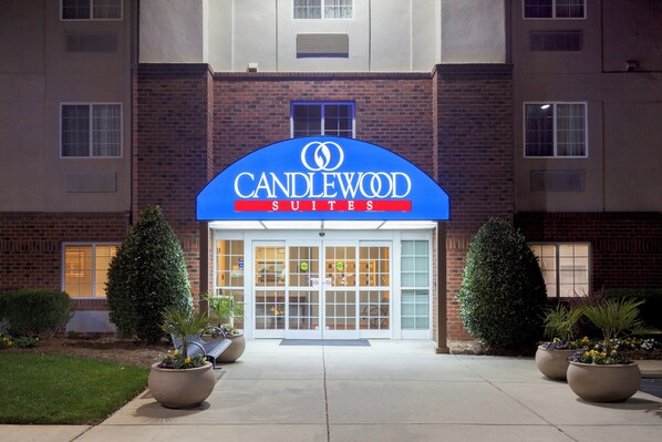 Entrada de un hotel con el letrero de Candlewood Suites.