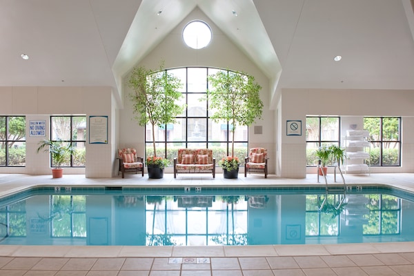 Kolam renang tertutup, kerusi lepak pantai