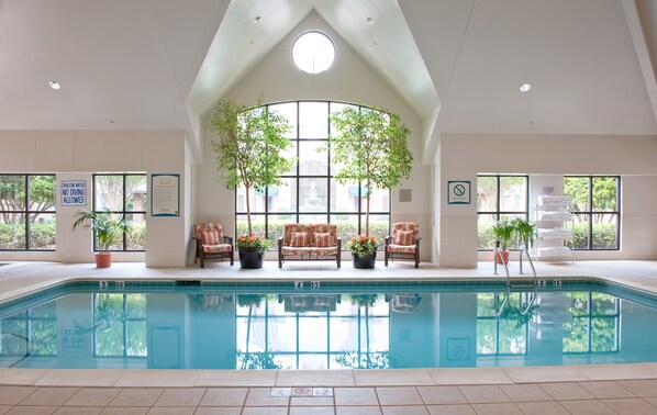 Indoor pool, sun loungers