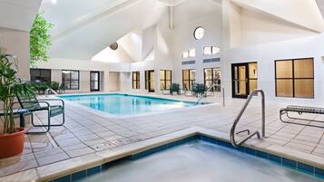 Inomhuspool med öppettider 08.00 till 22.00, och solstolar