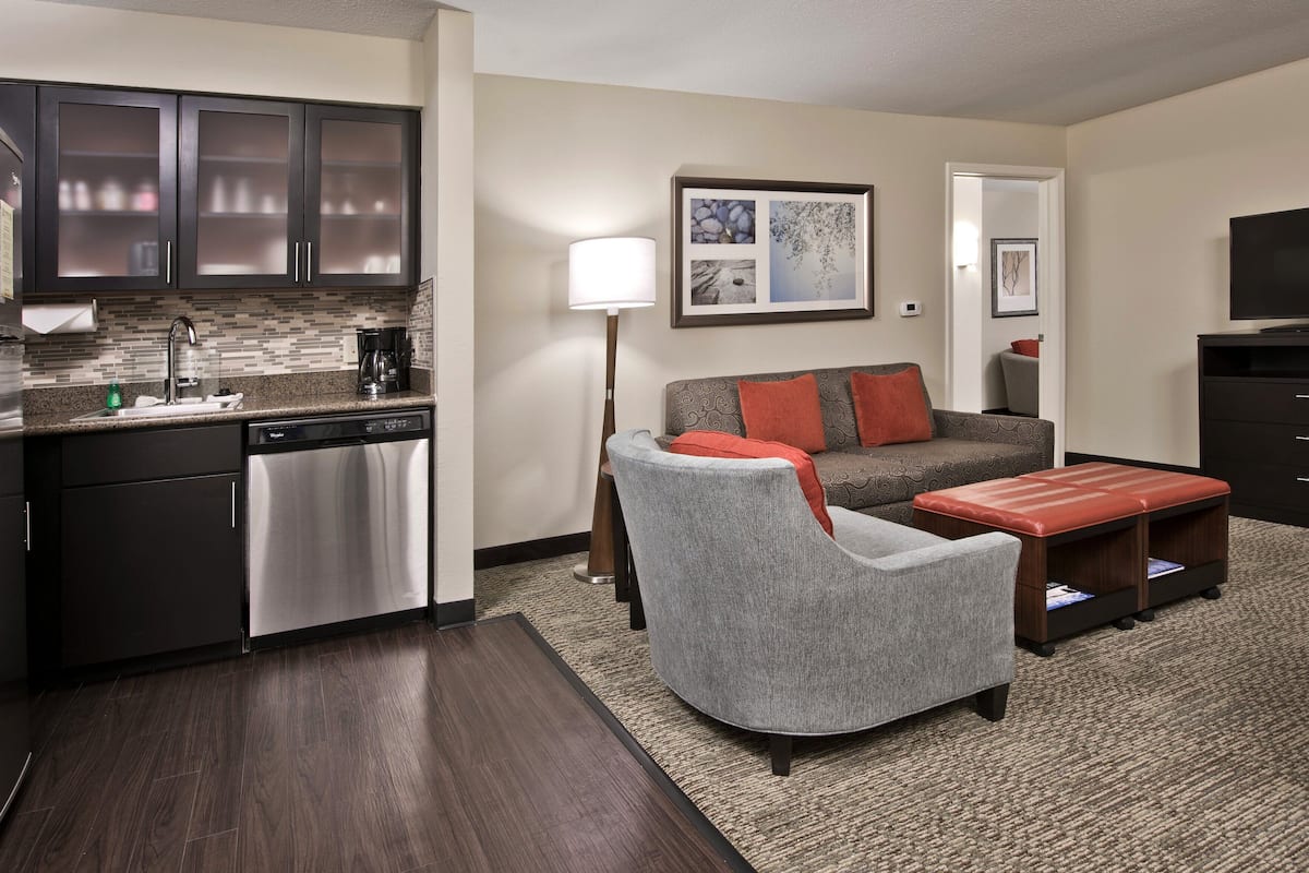 1 bedroom, premium bedding, desk, laptop workspace
