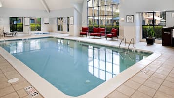 Piscine couverte, accès possible de 08 h 00 à 22 h 00, chaises longues