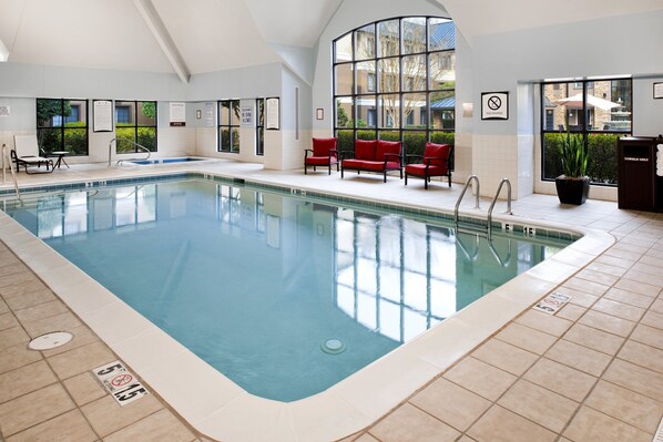 Piscine couverte, accès possible de 08 h 00 à 22 h 00, chaises longues 