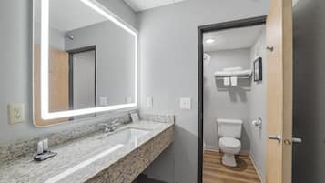 Combined shower/bathtub, free toiletries, hair dryer, towels